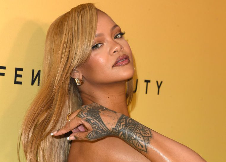 Rihanna Rocks Her Natural Hair Amid Wig-Washing Allegations Ahead Of Fenty Hair Launch​