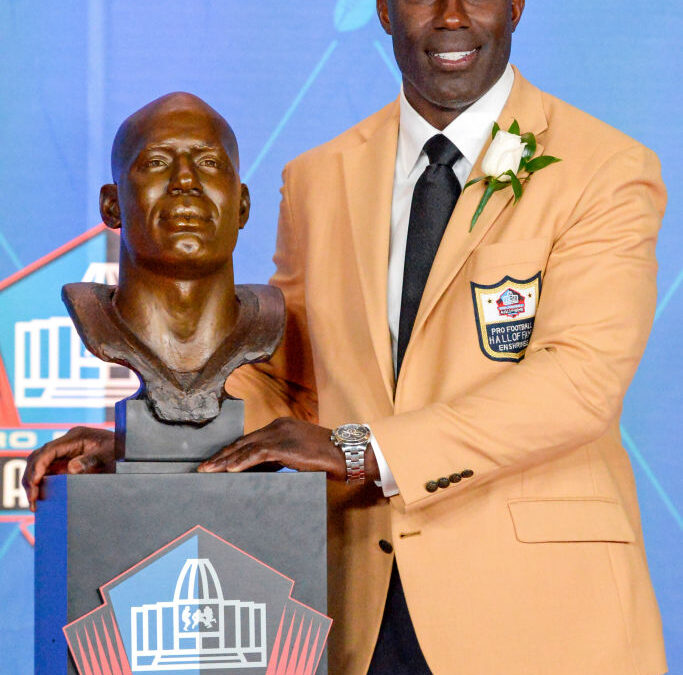 Traveling While Black: NFL Hall Of Famer Terrell Davis Handcuffed During United Airlines Flight In ‘Disgusting Display Of Injustice’​