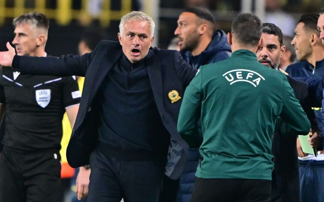 Mourinho mocks ref after red card vs. Man United​​