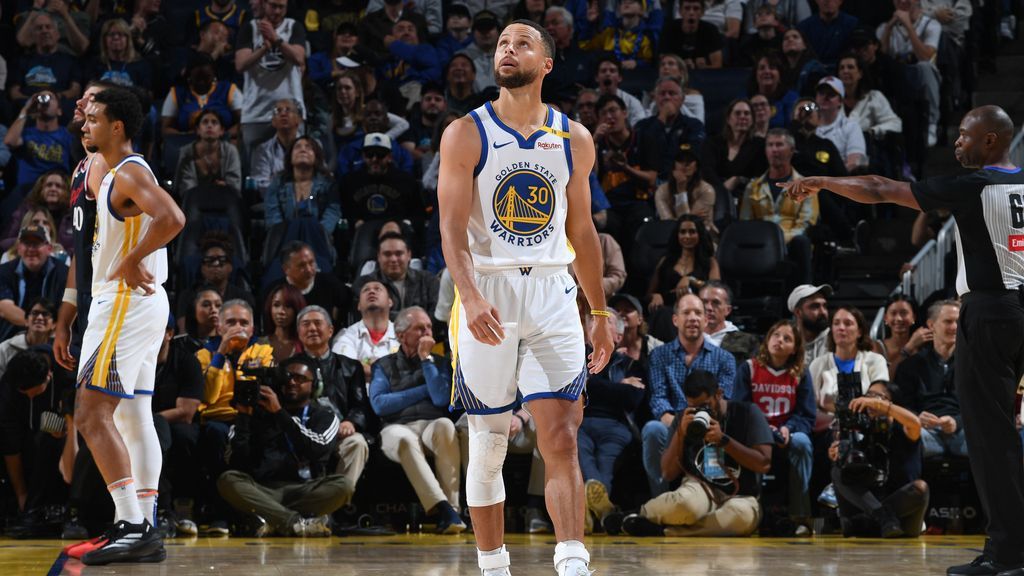 Dubs’ Curry limps off with ankle sprain; MRI next​