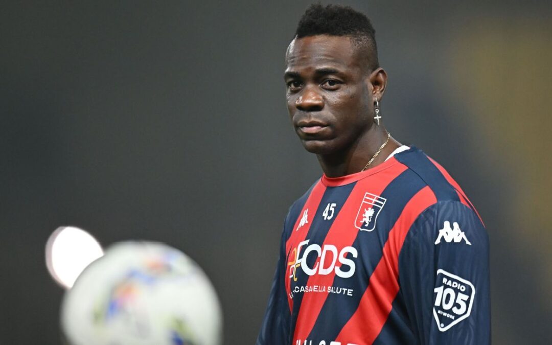 Balotelli booked within 5 minutes of Serie A return​​